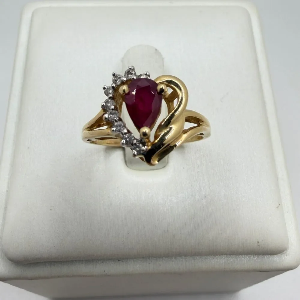 Vintage 14kt YG, 4x6mm pear cut‎ faceted RUBY with accent diamonds ring!